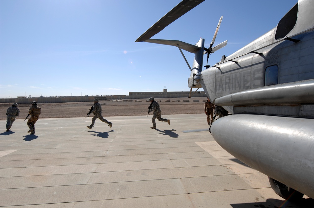 U.S., Iraqi troops train with Marine helicopters