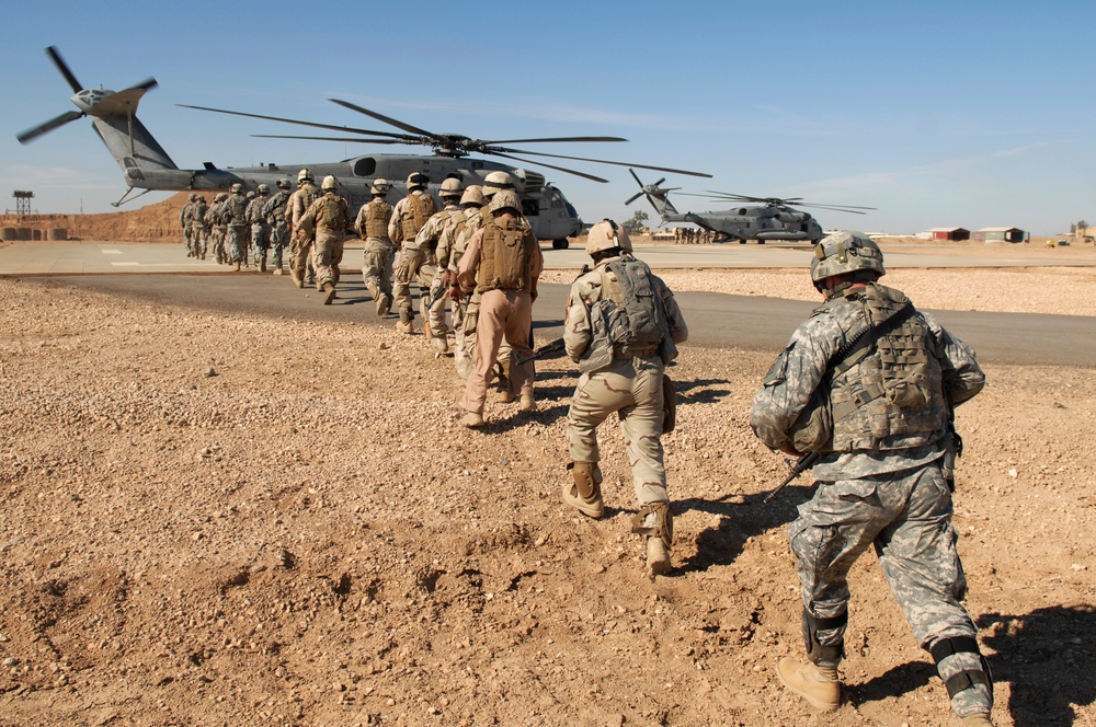 U.S., Iraqi troops train with Marine helicopters