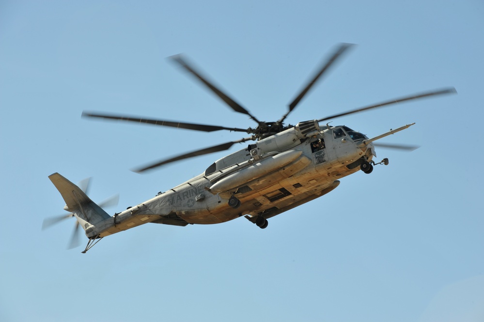 U.S., Iraqi troops train with Marine helicopters