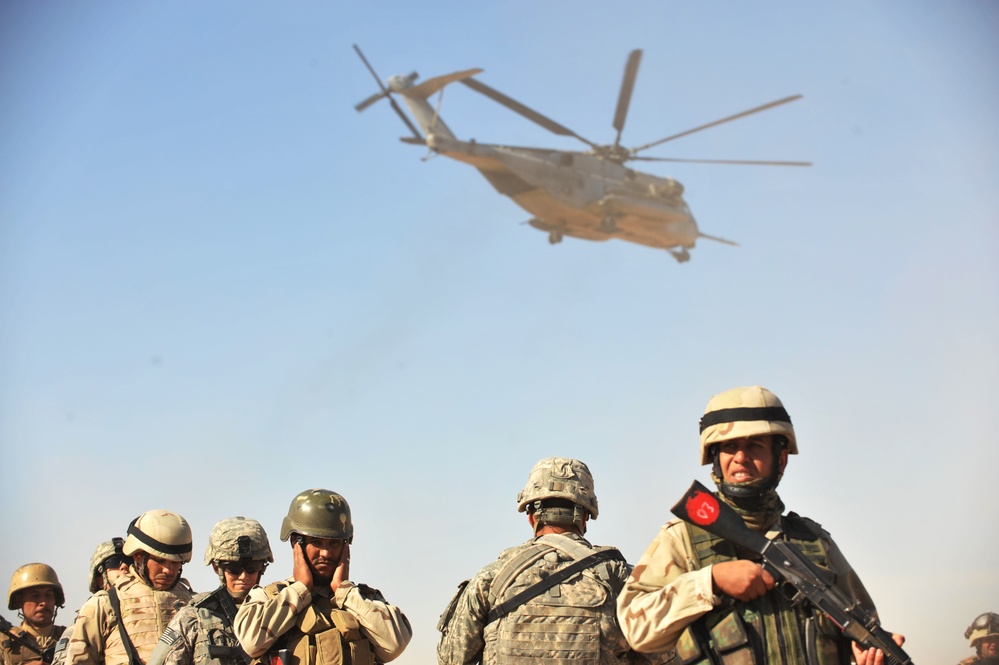 U.S., Iraqi troops train with Marine helicopters