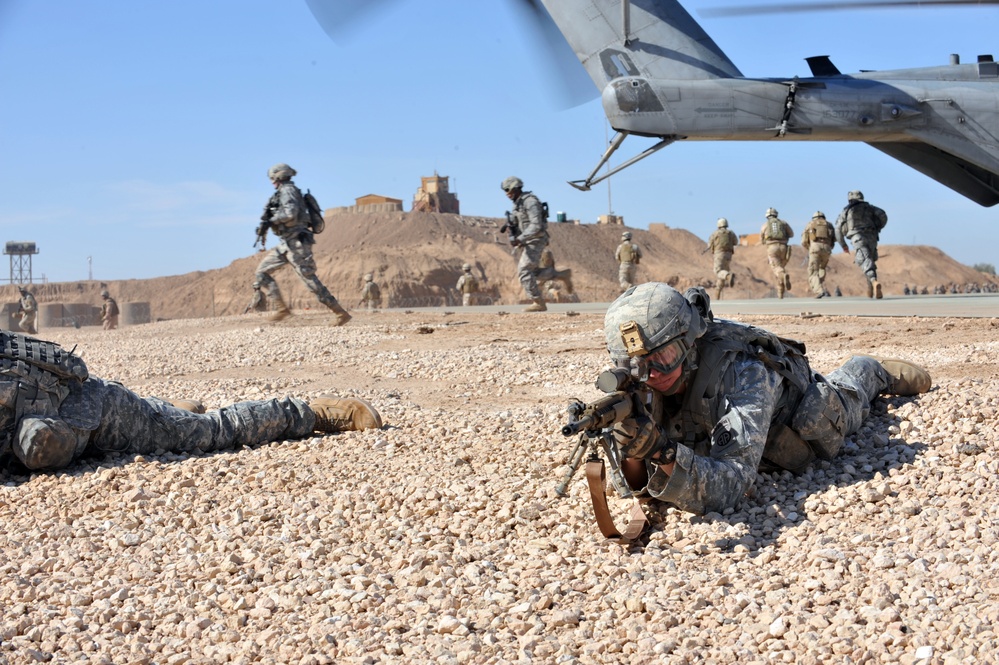 U.S., Iraqi troops train with Marine helicopters