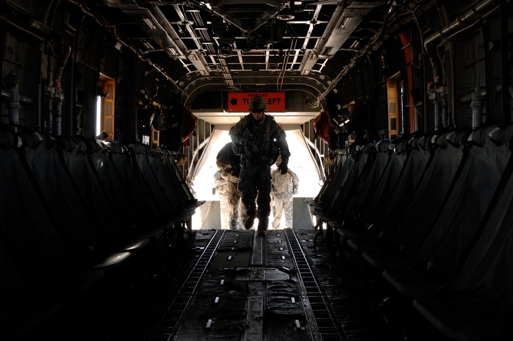 U.S., Iraqi troops train with Marine helicopters