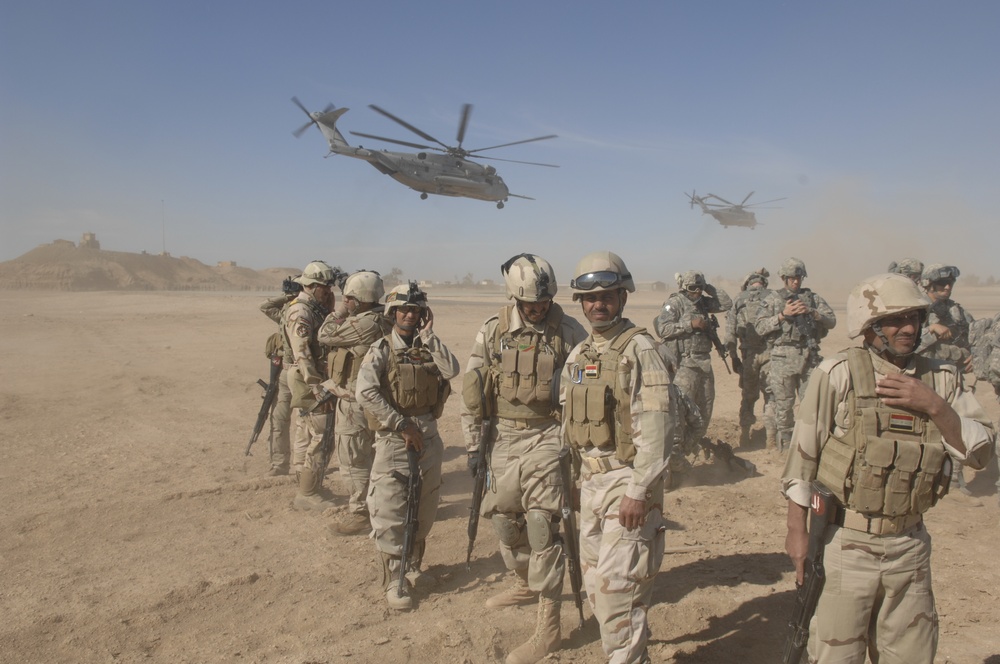 U.S., Iraqi troops train with Marine helicopters