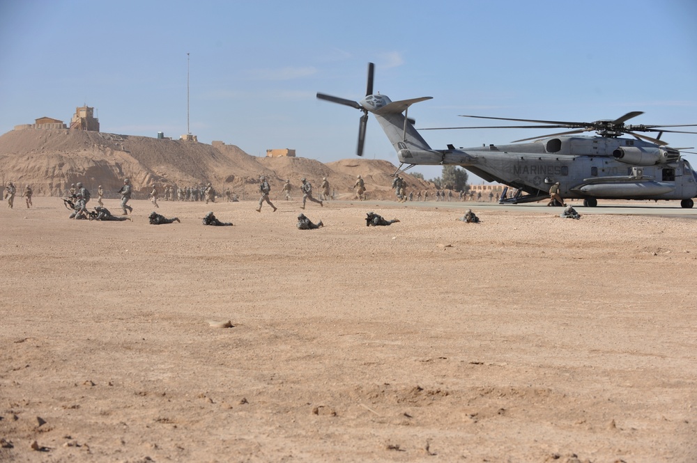 U.S., Iraqi troops train with Marine helicopters