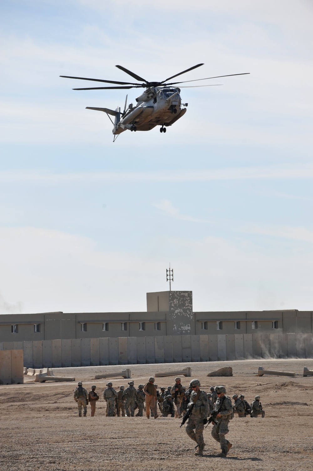 U.S., Iraqi troops train with Marine helicopters