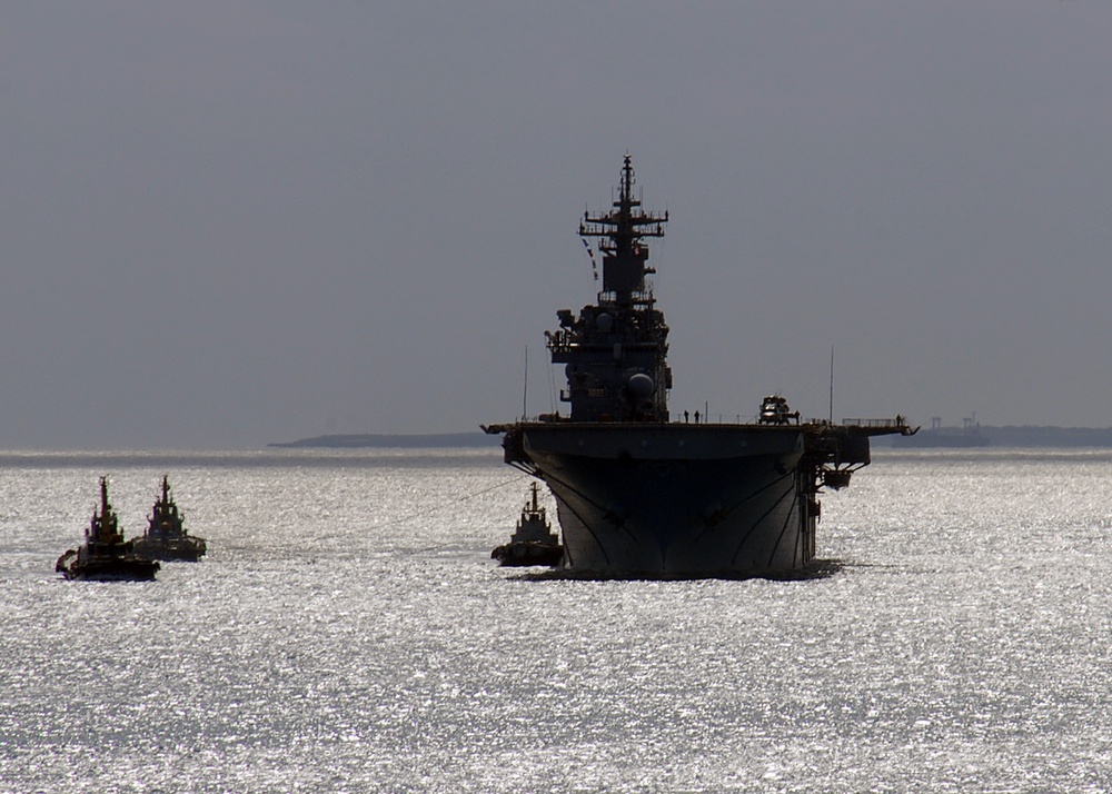 USS Essex arrival in Okianwa