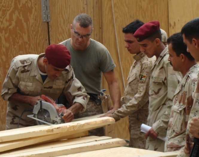 Iraqi army learn carpentry from engineer Soldiers