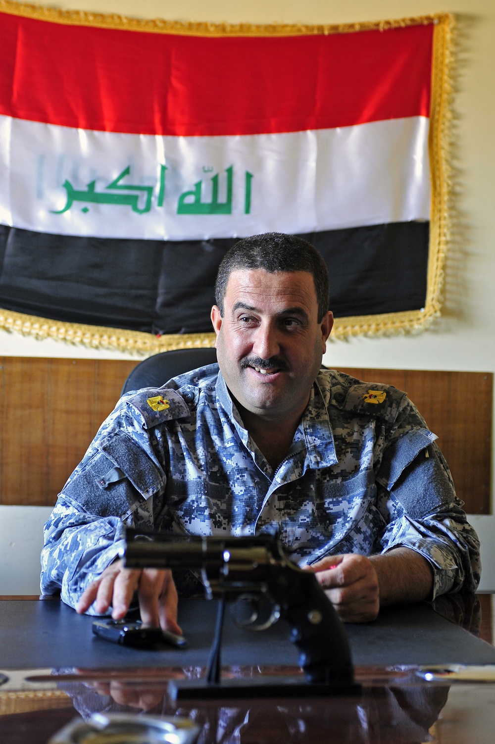 U.S. soldiers visits Iraqi police station