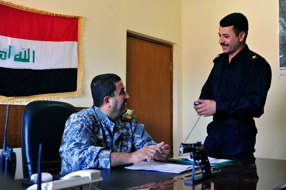 U.S. soldiers visits Iraqi police station