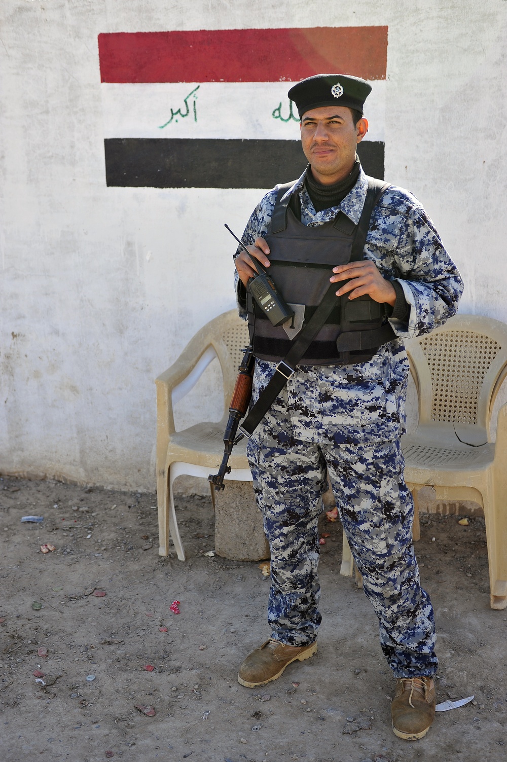 U.S. soldiers visits Iraqi police station