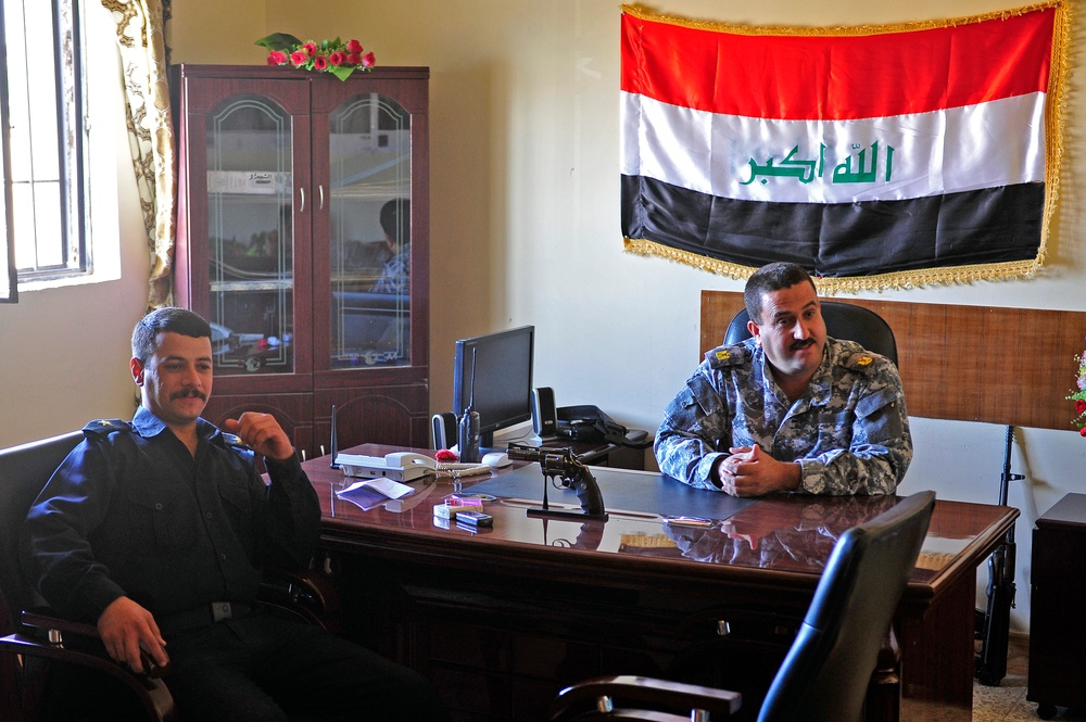 U.S. soldiers visits Iraqi police station