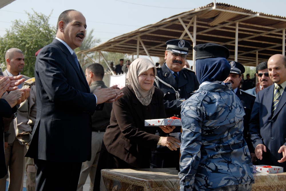 New Iraqi police officers graduate course