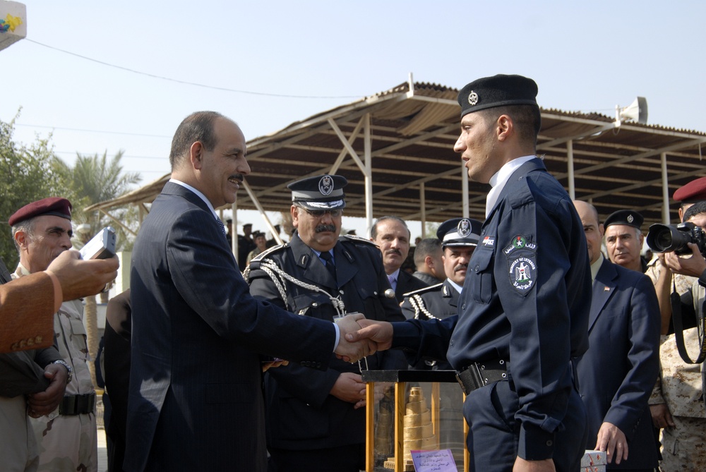 New Iraqi police officers graduate course