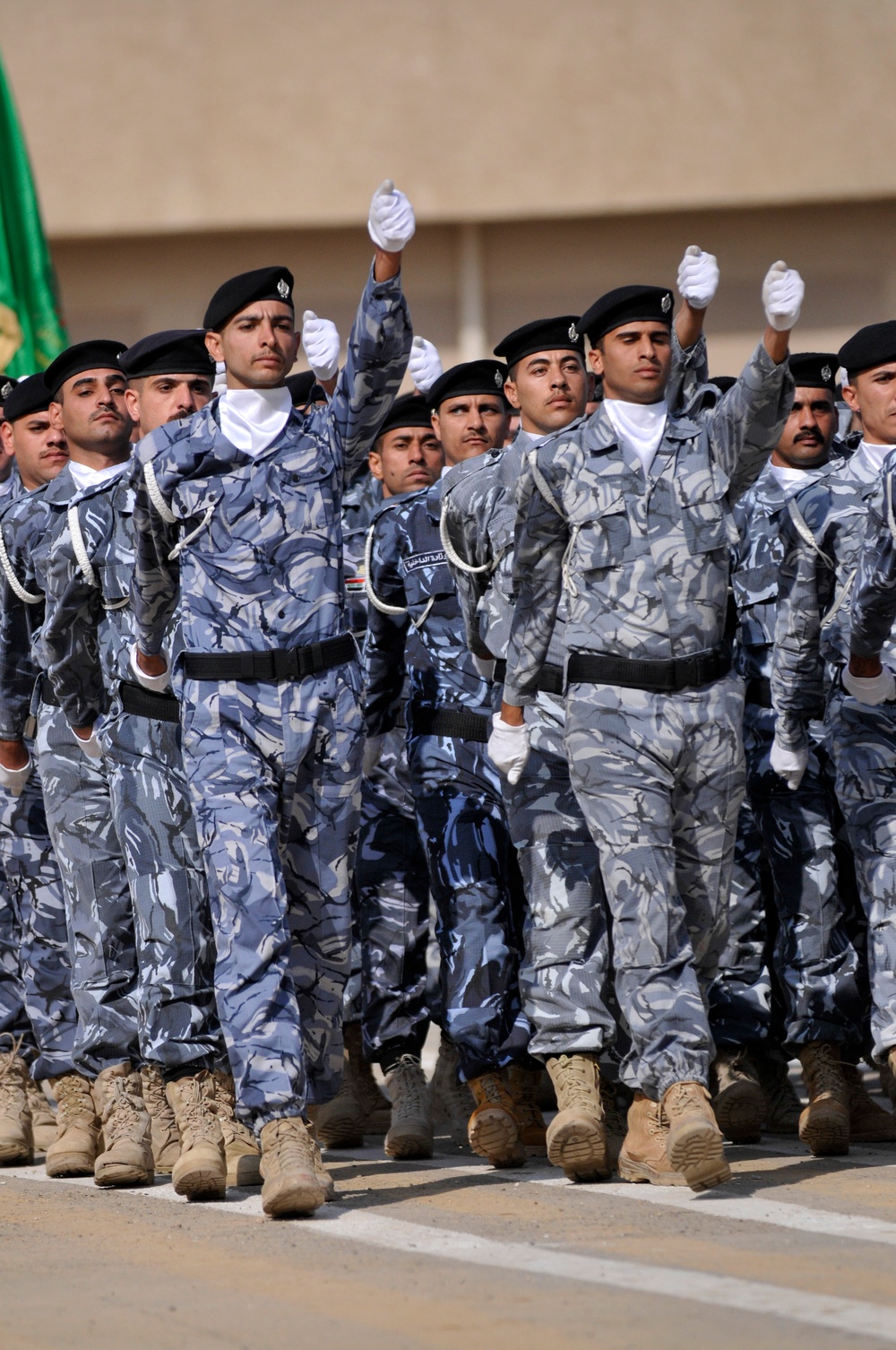 New Iraqi police officers graduate course