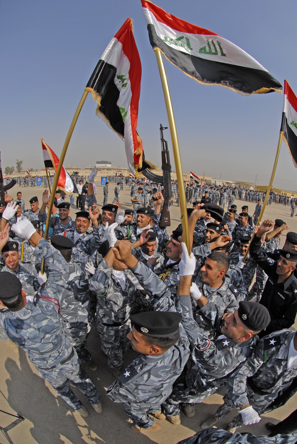 New Iraqi police officers graduate course