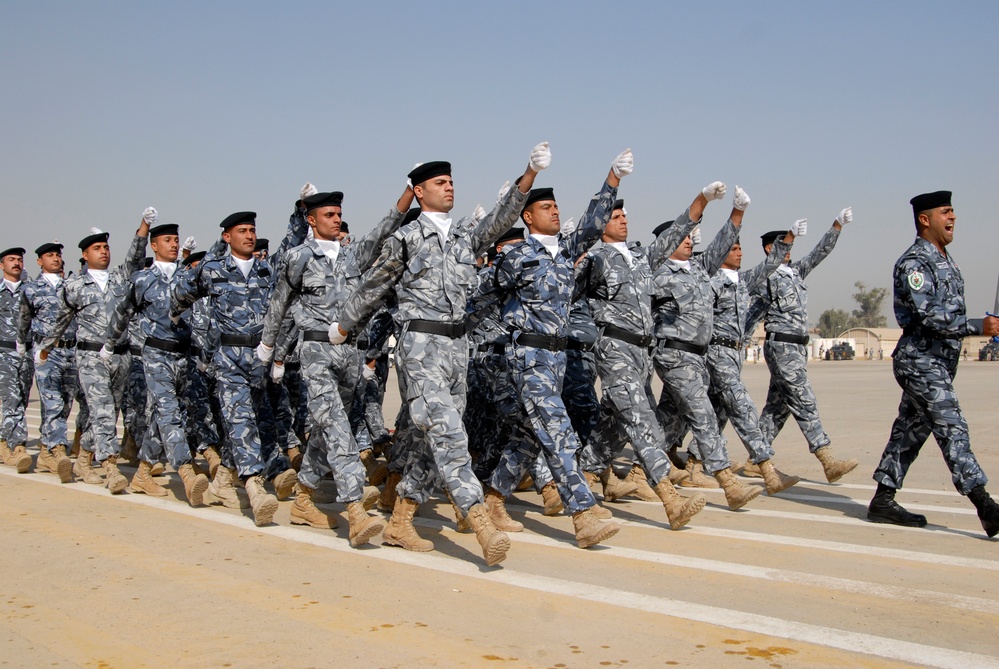 New Iraqi police officers graduate course