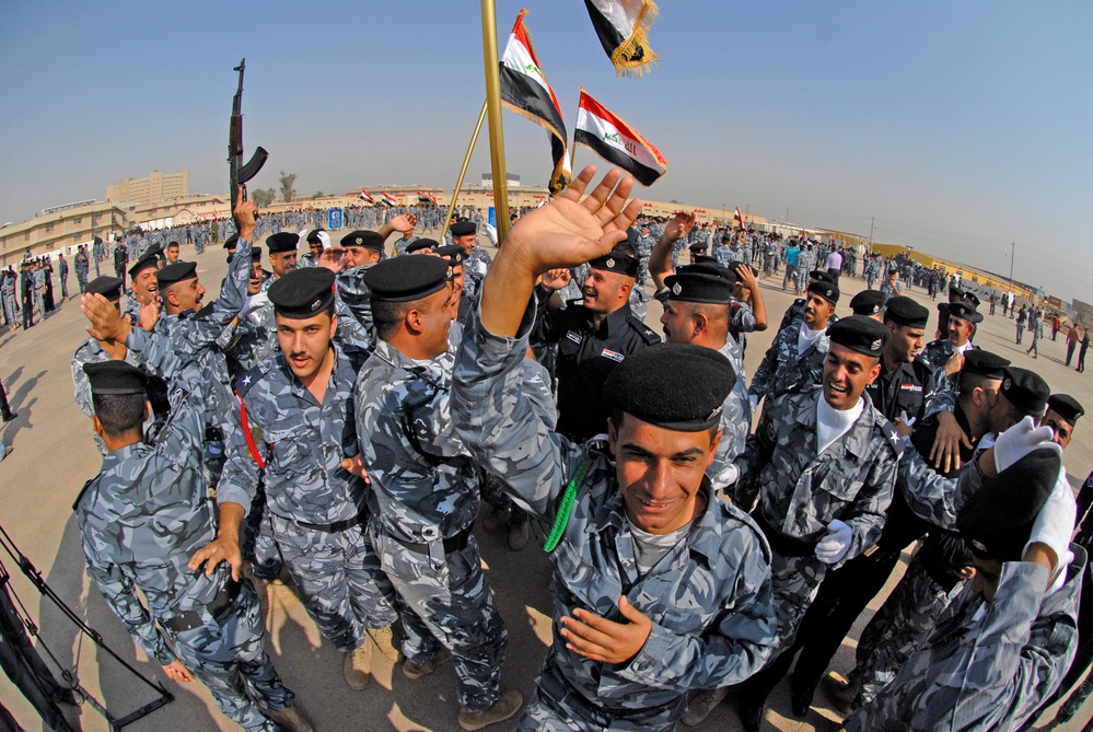 New Iraqi police officers graduate course