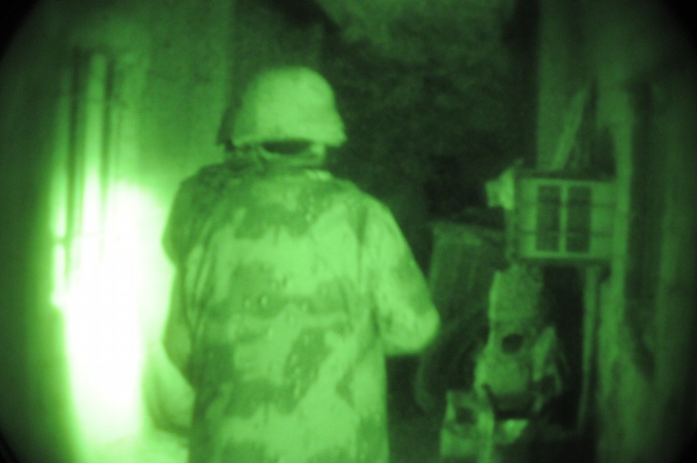 U.S., Iraqi soldiers conduct night operation