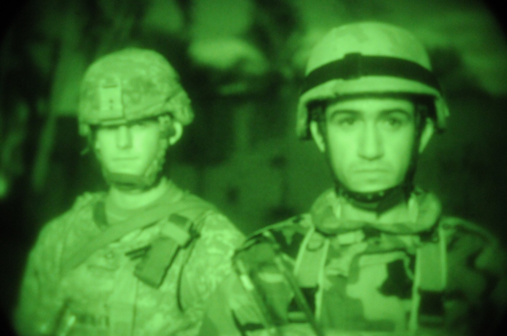U.S., Iraqi soldiers conduct night operation