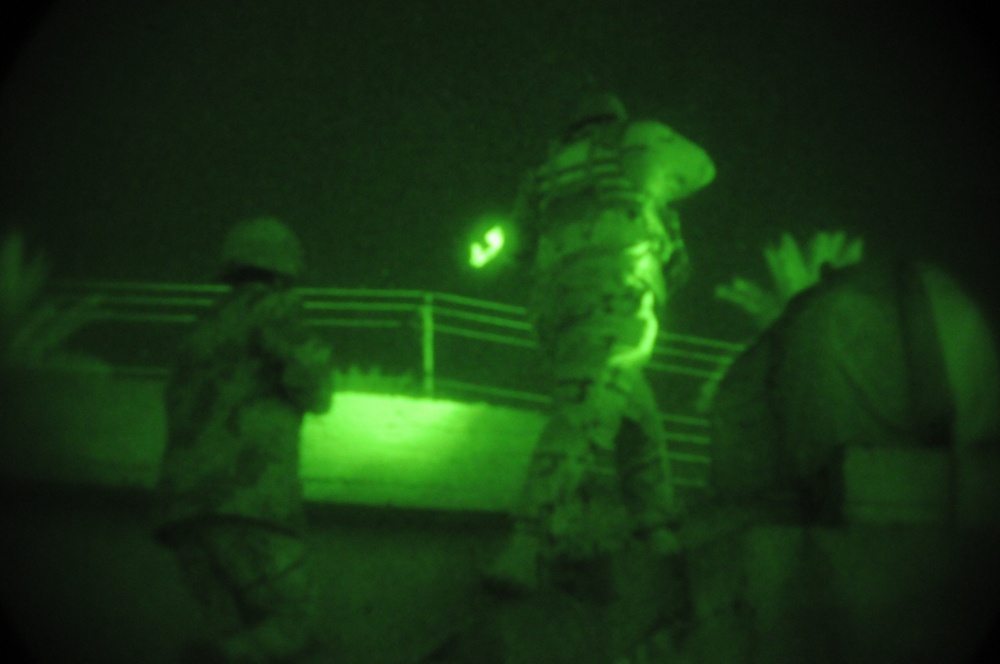 U.S., Iraqi soldiers conduct night operation