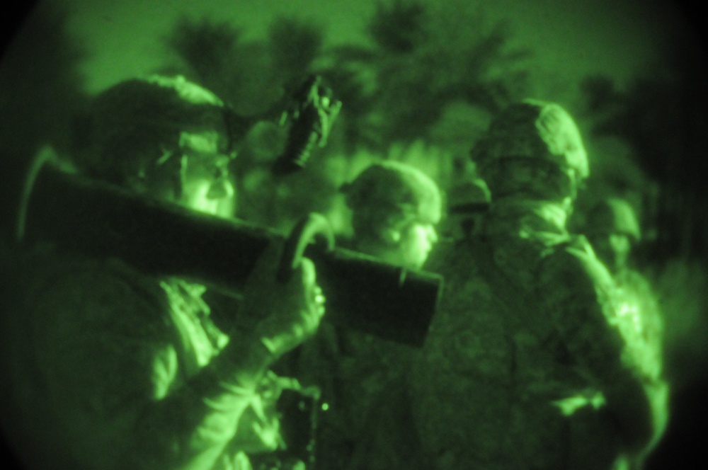 U.S., Iraqi soldiers conduct night operation