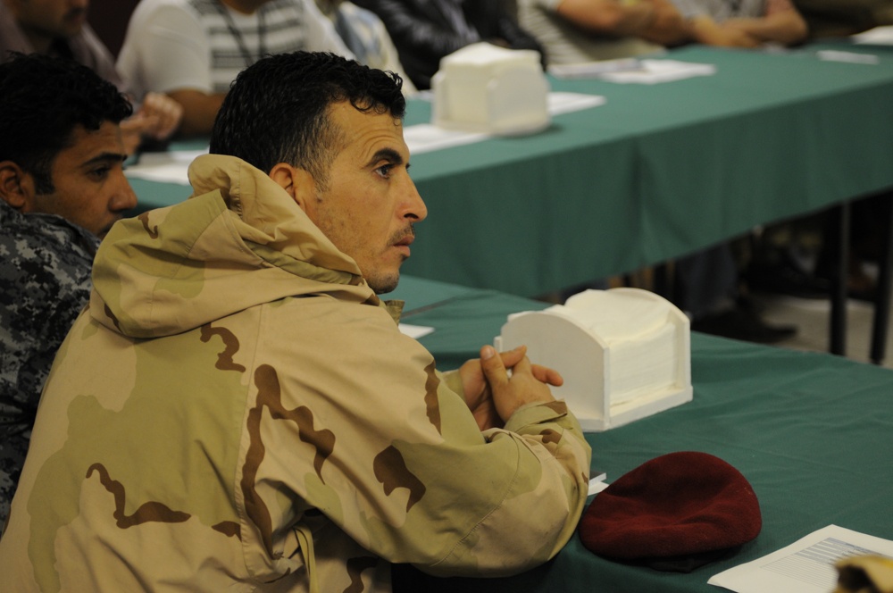 Iraqi police learn how to distribute information