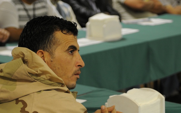 Iraqi police learn how to distribute information