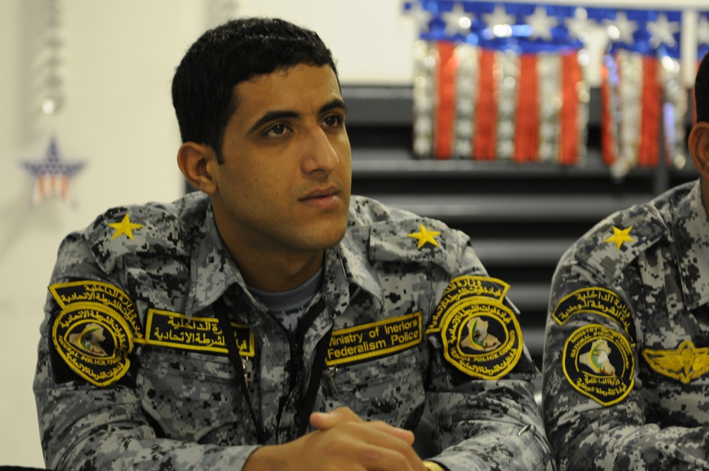 Iraqi police learn how to distribute information