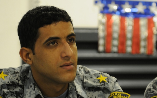 Iraqi police learn how to distribute information