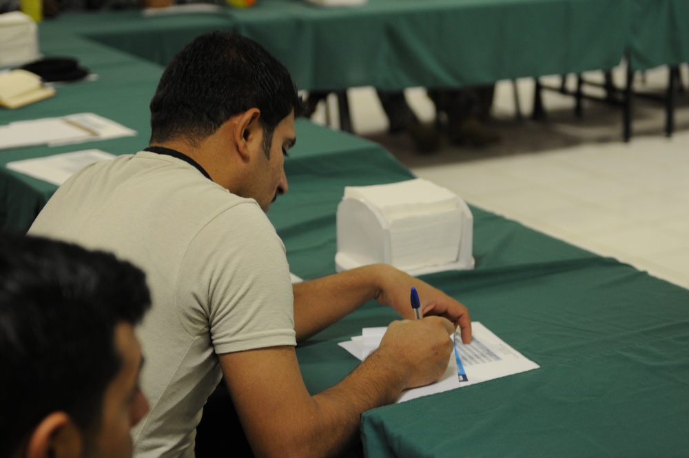 Iraqi police learn how to distribute information