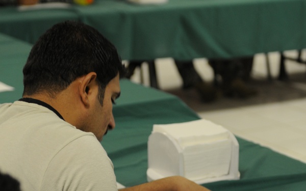 Iraqi police learn how to distribute information