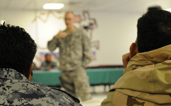 Iraqi police learn how to distribute information