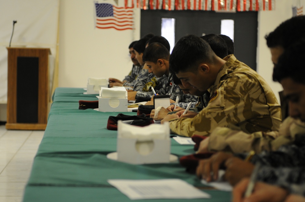 Iraqi police learn how to distribute information