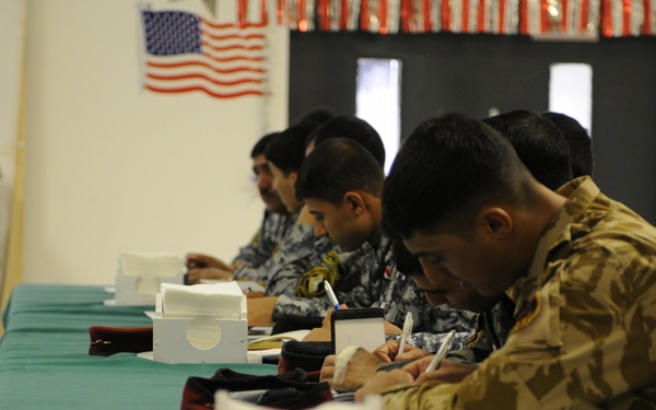 Iraqi police learn how to distribute information