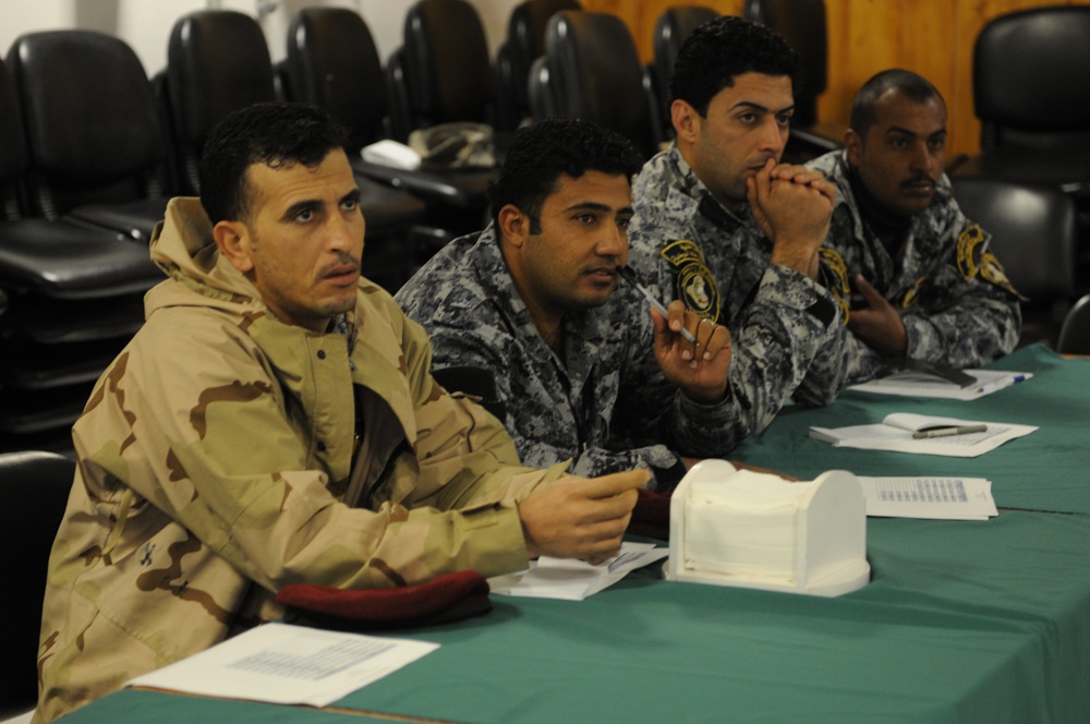 Iraqi police learn how to distribute information