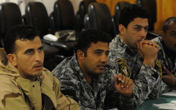 Iraqi police learn how to distribute information