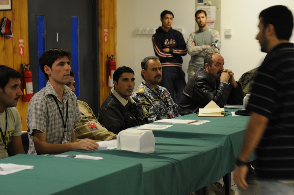 Iraqi police learn how to distribute information