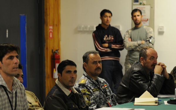 Iraqi police learn how to distribute information