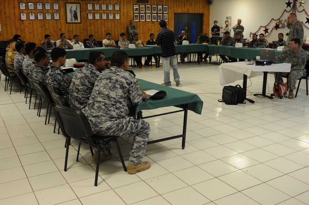 Iraqi police learn how to distribute information