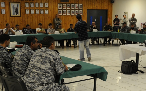 Iraqi police learn how to distribute information
