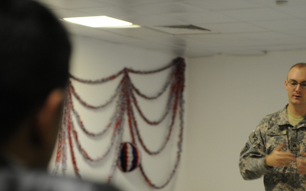 Iraqi police learn how to distribute information