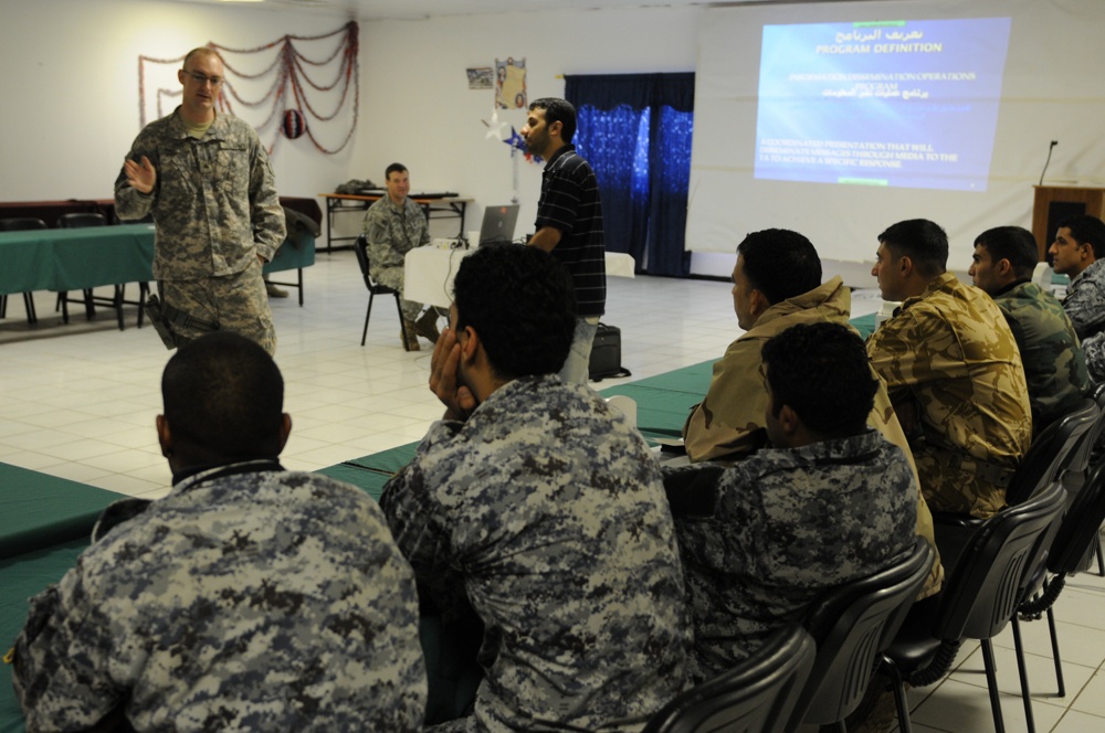 Iraqi police learn how to distribute information