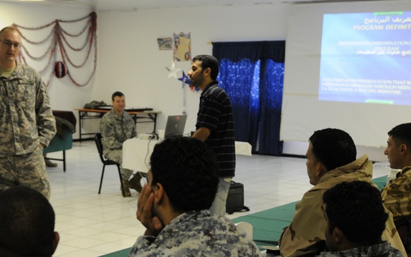 Iraqi police learn how to distribute information