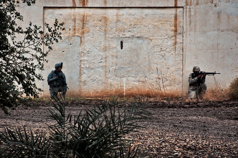 1st ACB, Iraqi army conduct cordon, search training