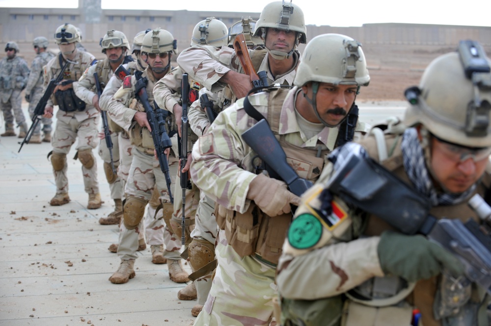 Iraqi soldiers learn helicopter techniques