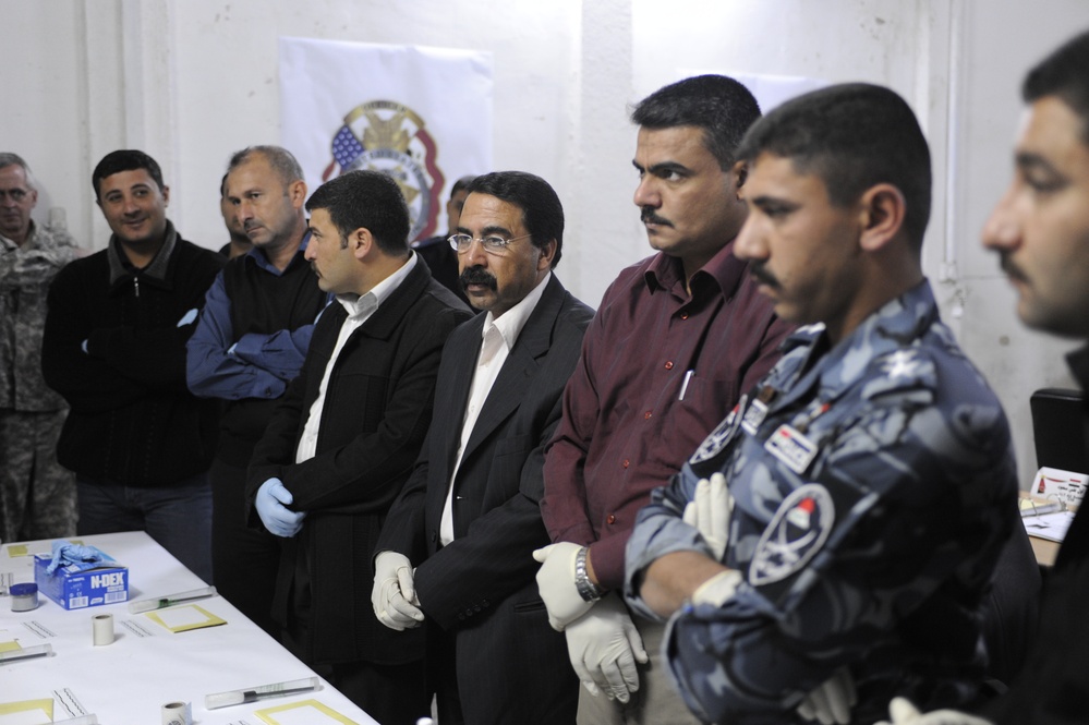 Iraqi police learn to examine a crime scene