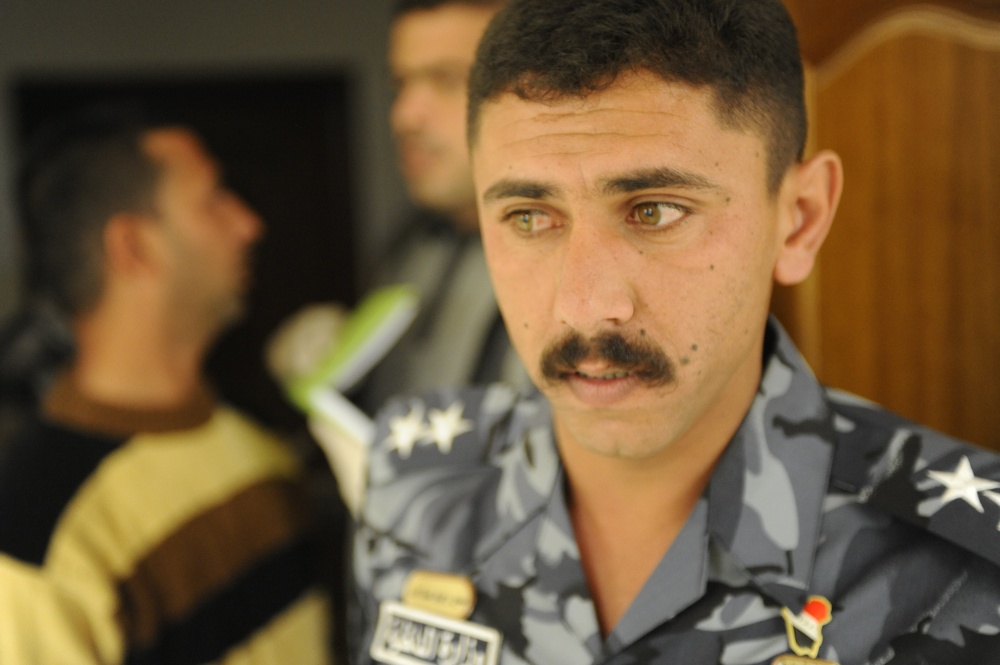 Iraqi police learn to examine a crime scene
