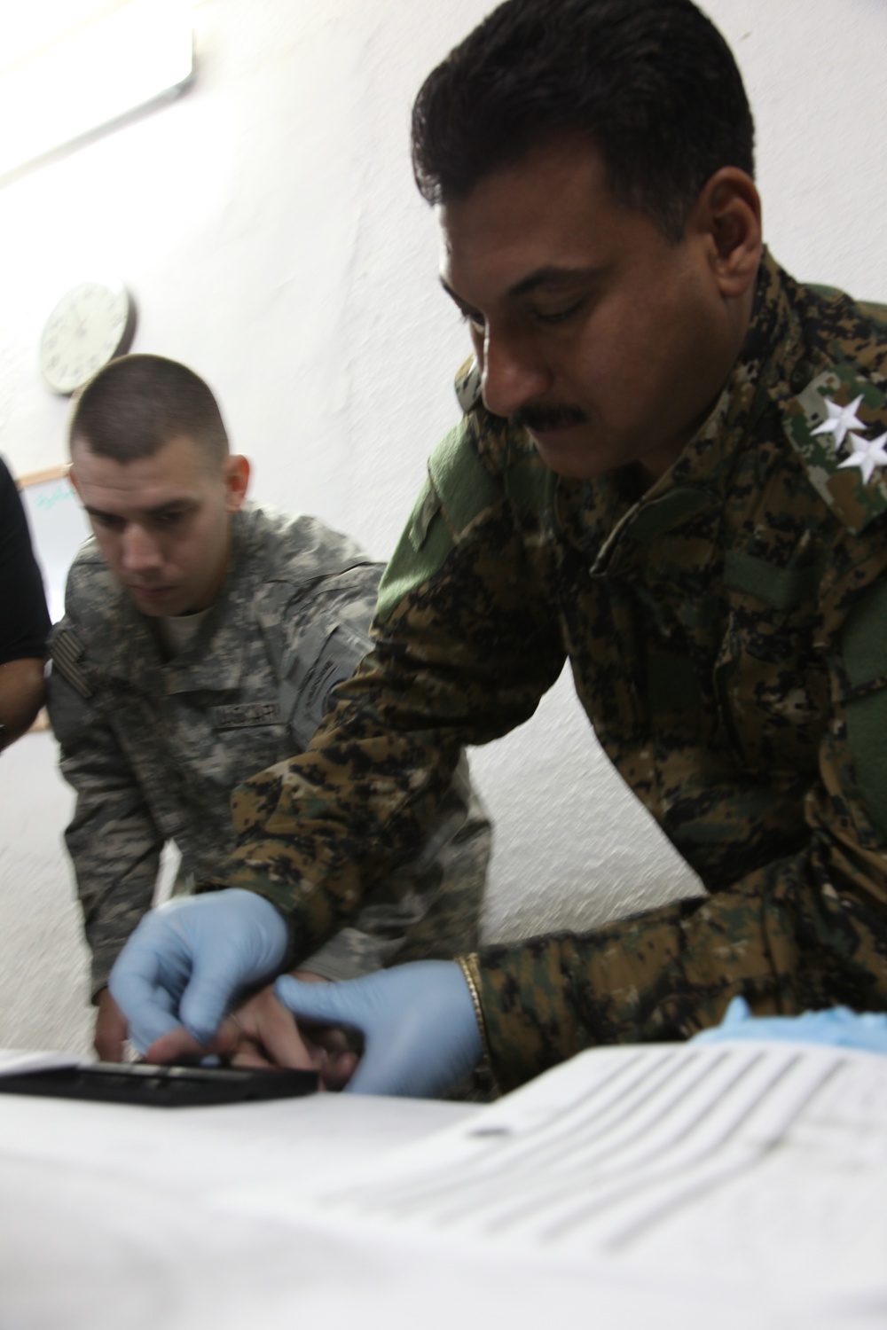Iraqi investigative police learn fingerprinting