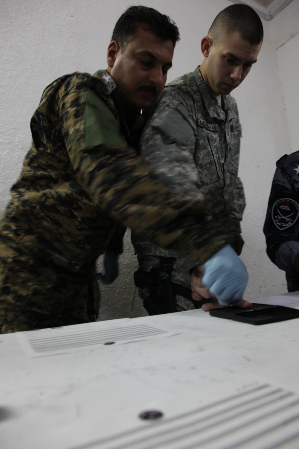 Iraqi investigative police learn fingerprinting