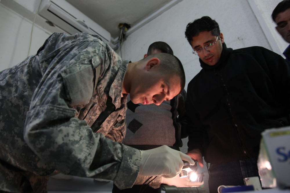 Iraqi investigative police learn fingerprinting
